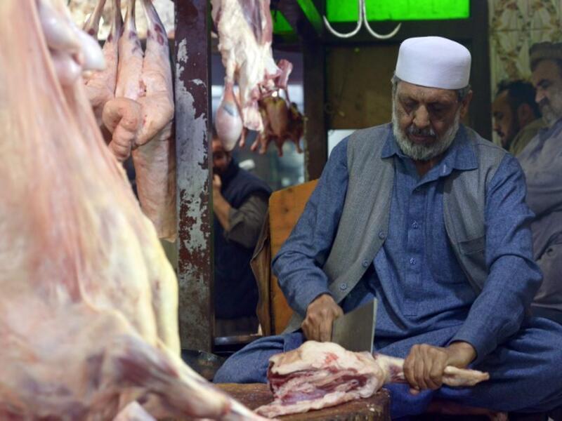  Pakistani butcher Nisar Charsi prepares meat in his restaurant in Namak Mandi in Peshawar.
ABDUL MAJEED / AFP