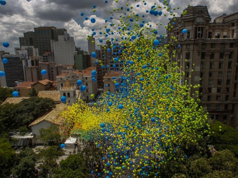 Thousands of biodegradable balloons are released by members of the Chamber of Commerce to celebrate New Year in Sao Paulo, Brazil, on December 28, 2017. 
Miguel SCHINCARIOL / AFP