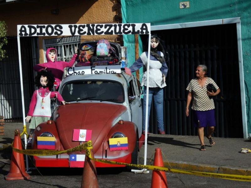The "burning of the old year" is a New Year's Eve tradition that dates back 47 years. This year the themes are runaway inflation, the lack of fuel and the migration of Venezuelans fleeing the economic and political crisis.
CARLOS RAMIREZ / AFP