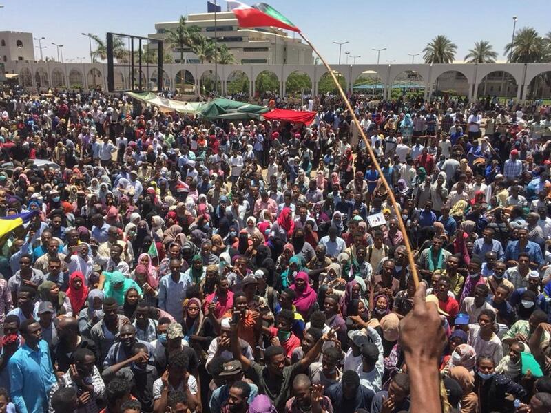 Sudanese protesters gather for a second day outside the military headquarters in the capital Khartoum on April 7, 2019. Sudanese police fired tear gas at thousands of protesters who rallied outside the army headquarters for a second day urging the military to back them in demanding President Omar al-Bashir resign.
AFP