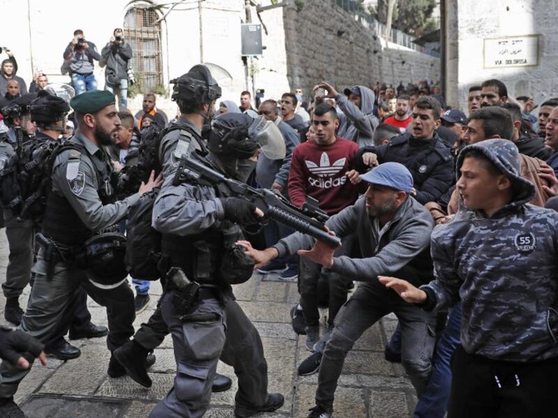 Israeli security forces and Palestinian protesters confront each other in Jerusalem's Old City on Dec. 15, 2017 (Thomas COEX / AFP)