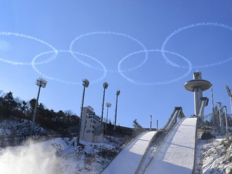 In a photo taken on Jan. 10, 2018 members of the South Korean air force Black Eagle aerobatic team perform above the ski jump venue of the Pyeongchang 2018 winter Olympics, in Pyeongchang (YONHAP / AFP)
