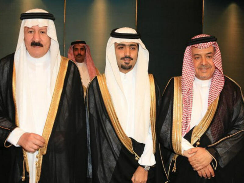 الأمير مشهور ويبلغ من العمر 77 سنة، وهو الابن الرابع والثلاثين من أبناء الملك عبد العزيز الذكور من زوجته نوف بنت نواف النوري الشعلان.
