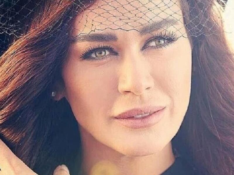 نادين الراسي: تزوجت بعمر 17 عامًا وأنجبت ابنها الأول ولكن الزواج لم يستقر ووقع الطلاق.