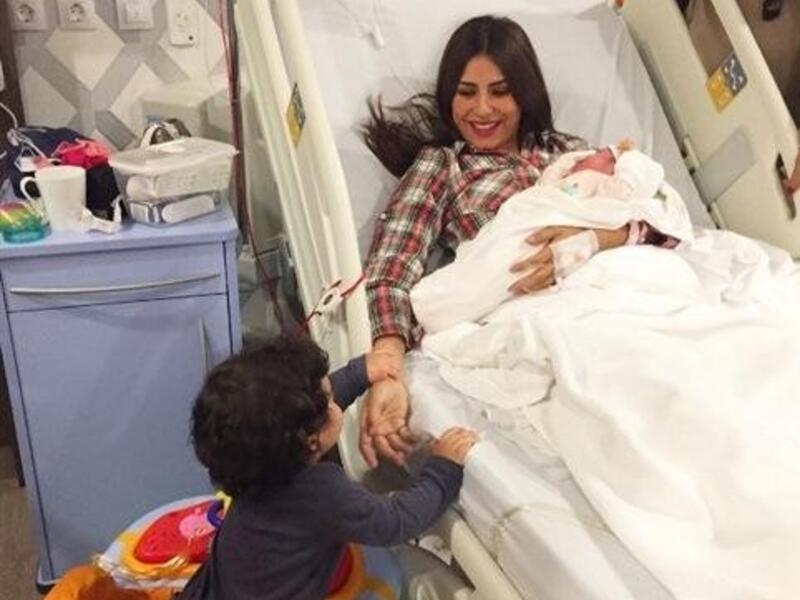 أنجبت الفنانة ريهام أيمن مولودتها الثانية "ليليا" من زوجها الفنان شريف رمزي يوم 7 مايو