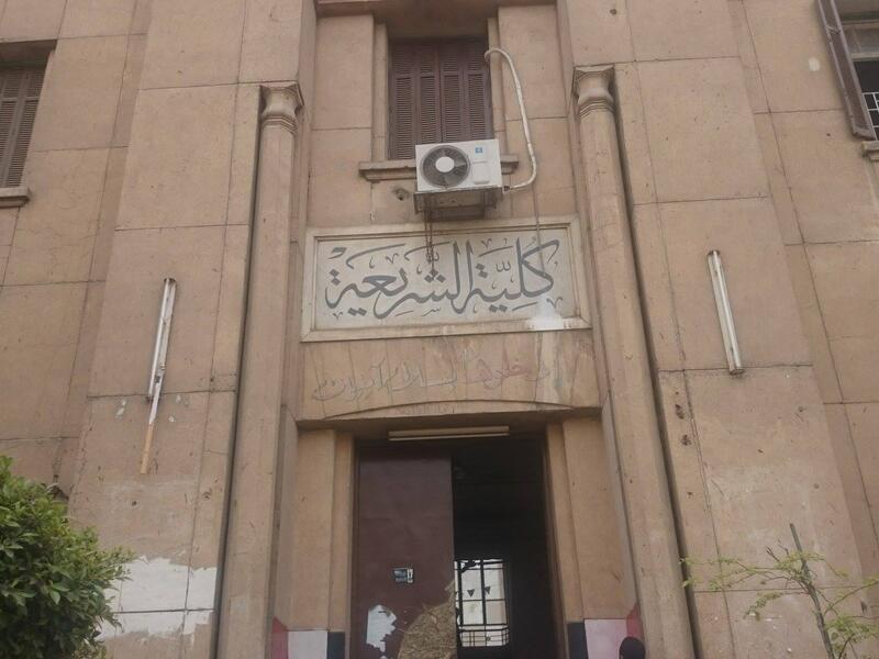 التعري في الجماع: رفضه عميد كلية الشريعة والقانون في جامعة الأزهر رشاد حسن، وأفتى بقوله: "لا يجوز تجرد الزوجين من ملابسهما بالكامل أثناء المعاشرة الجنسية، لأن هذا حرام شرعًا ويبطل عقد الزواج".