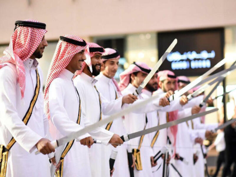تقدم فرقة شعبية سعودية عروضًا لرقصة "العرضة السعودية" في عددٍ من المواقع: يوم الأحد بين الساعة 4 عصرًا إلى الساعة 7 مساءً في دبي مول، ومن 8-11 مساءً في مول الإمارات.
