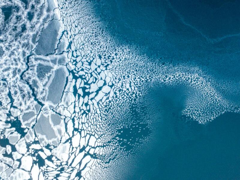 الجائزة الثالثة عن فئة الطبيعة صورة بعنوان "Ice formation" "تشكيل الجليد" التقطت من قبل فلوريان