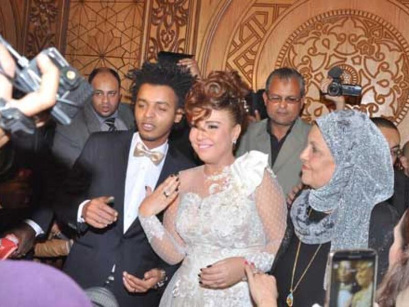 الممثلة مي كساب و مطرب المهرجانات الشعبية محمد صلاح الشهير بـ أوكا، إذ يبلغ فارق العمر بينهما ما يزيد عن 9 سنوات