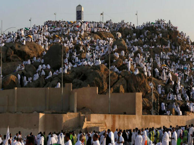 سبب تسمية عرفة بهذا الاسم؛ أن أبو البشر آدم التقى مع حواء وتعارفا بعد خروجهما من الجنة في هذا المكان ولهذا سمي بعرفة، والثانية أن جبريل طاف بالنبي إبراهيم فكان يريه مشاهد ومناسك الحج فيقول له: "أعرفت أعرفت؟" فيقول إبراهيم: "عرفت عرفت"ولهذا سميت عرفة.