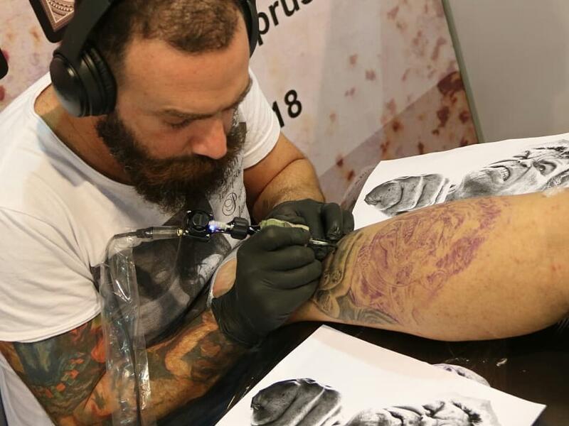 Artist at work during Lebanon Tattoo Events (Facebook)