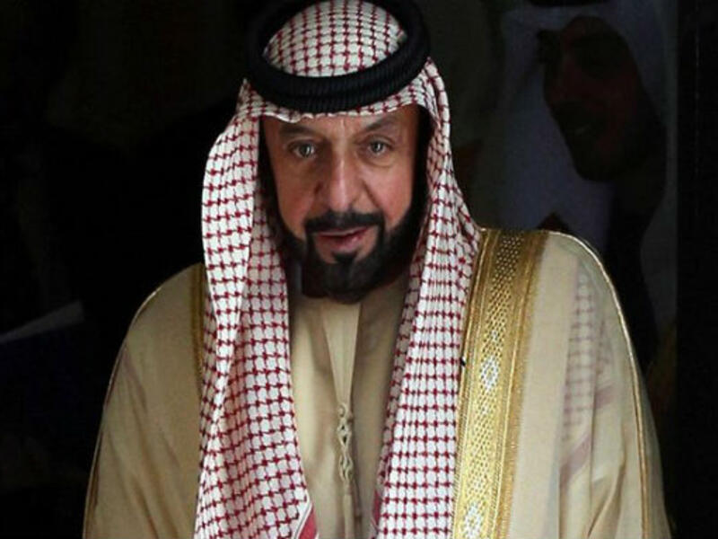 لم يكمل الشيخ خليفة بن زايد آل نهيان تعليمه الجامعي بعد أن تخرج من المدرسة النهيانية التي أنشأها الشيخ زايد في العين حيث تلقى تعليمه الأساسي.