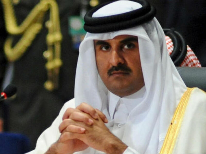 بعد أن حصل الشيخ تميم بن حمد آل ثاني على الشهادة الثانوية من مدرسة "شيربورن" في المملكة المتحدة، تخرج في أكاديمية "ساندهيرست" العسكرية الملكية ببريطانيا.