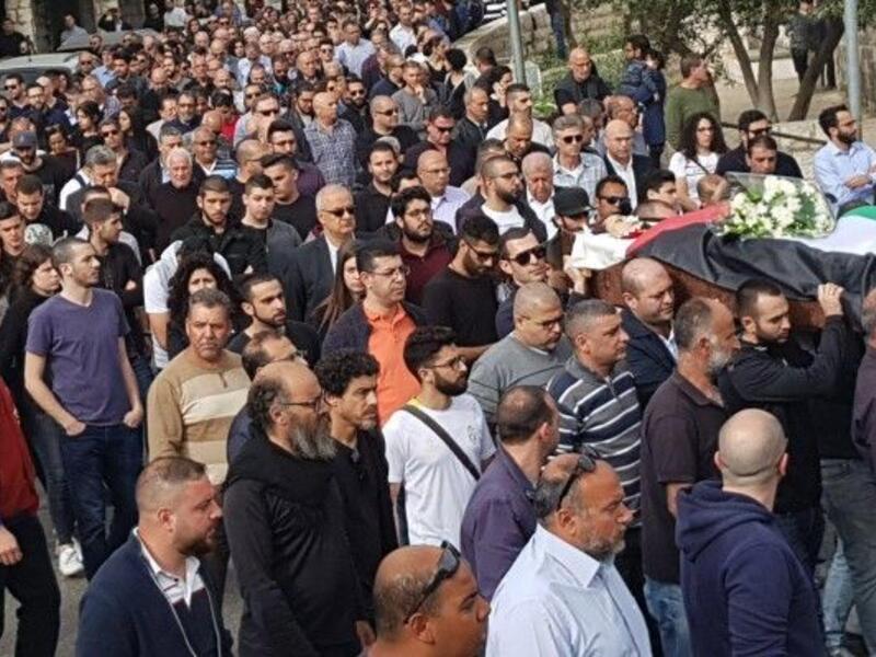 وشيعت جماهير غفيرة عصر السبت، جنازة ريم وزين جثمانها بالعلم الفلسطيني، وعلى أنغام النشيد الفلسطيني