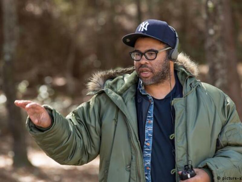 فاز جوردان بيل بجائزة أفضل سيناريو أصلي عن فيلم "Get out". ويتناول الفيلم العلاقات بين الأعراق في الوقت الحالي.