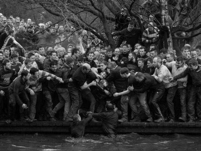 حملت عنوان - Royal Shrovetide Football – للمصور "أوليفر سكارف" - المملكة المتحدة