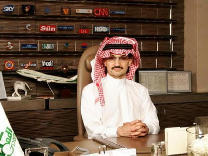 أنقذ الوليد بن طلال "سيتي بنك" من الانهيار، ودمج البنك التجاري المتحد مع بنك القاهرة، ثم مع البنك الأمريكي. 