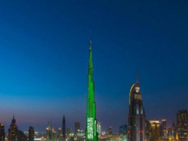 وتتضمن احتفالات دبي باليوم الوطني للمملكة، إضاءة المعالم الشهيرة خلال أيام 21 و22 و23 بألوان العلم السعودي، مثل برج خليفة، وتقدم نافورة دبي عرضها الراقص على أنغام عدد من المطربين السعوديين المشهورين.