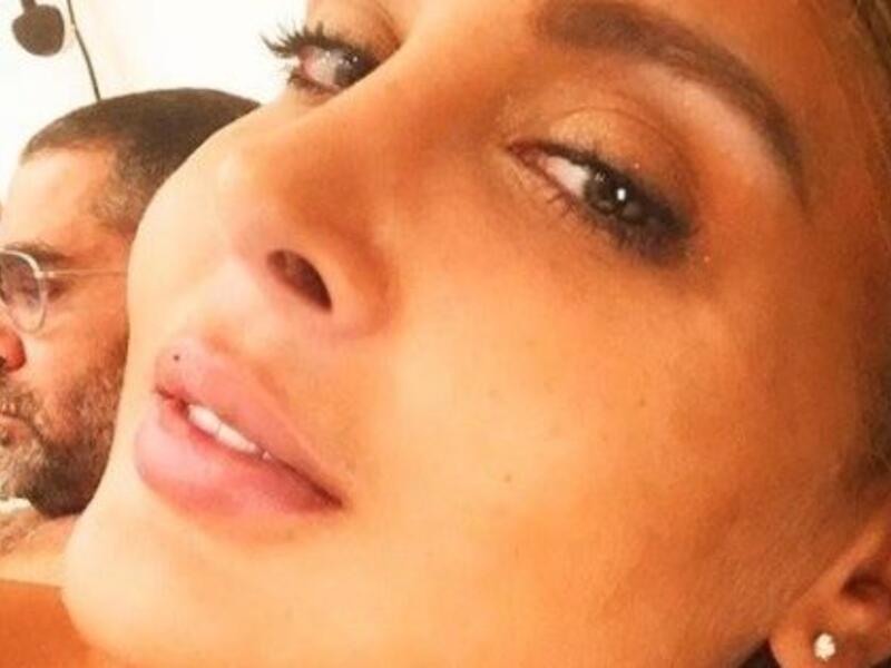 يوري مرقدي: نشرت زوجته ألفت منذر صورة لهما من غرفة نومهما، وهي مستلقيه على السرير في أحضانه، وشكلت الصورة مفاجأة للجمهور الذي وصفها بالجريئة والخادشة للحياء