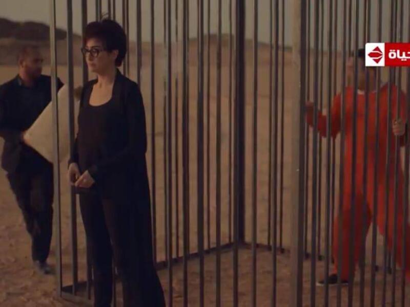 أثار مشهدٌ من مسلسل "ضد مجهول" الذي قدمت بطولته الفنانة المصرية، غادة عبدالرازق وهي تنتقم لمغتصب إبنتها بنفس الطريقة التي أعدم بها تنظيمُ "داعش" الطيار الأردني معاذ الكساسبة، غضباً واسعاً لدى الأردنيين