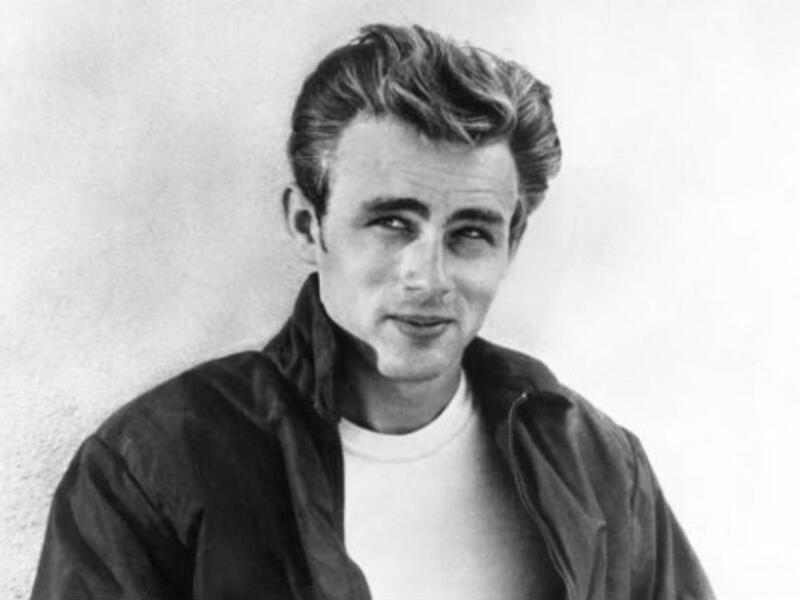 توفي نجم هوليوود "جيمس دين" في العام 1955 عندما كان يقود سيارته البورش واصطدم بسيارة أخرى وجهًا لوجه. 