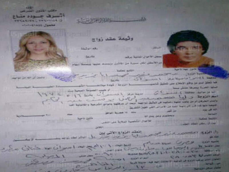 انفصل النجم محمد منير عن زوجته "داليا محمد يوسف" من أصل نوبي، بعد فترة زواج استمرت لمدة 50 يومًا فقط ولم يعلن عن الأسباب