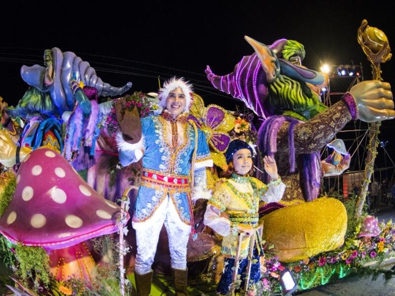 Artists perform during the Light Festival parade in the main streets of San Jose, Costa Rica on December 15, 2018. 
Ezequiel BECERRA / AFP