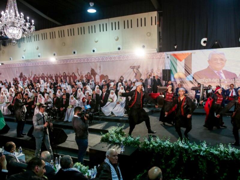 Dancers dressed in traditional Palestinian clothing perform during a mass wedding ceremony for 150 Palestinian couples and 50 other Lebanese couples
Mahmoud ZAYYAT / AFP