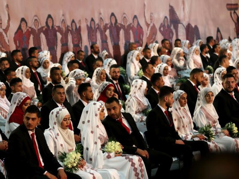 Newly-wed couples are seen during a mass wedding ceremony for 150 Palestinian couples and 50 other Lebanese couples, 
Mahmoud ZAYYAT / AFP