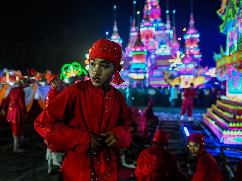 Traditional dancers wait to perform during abbot Kay Lar Tha's funeral procession in Mudon, Mon State. 
Ye Aung THU / AFP