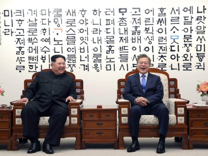  North Korea's leader Kim Jong Un (L) and South Korea's President Moon Jae-in (R)  pose for a photo during their summit in the Peace House building on the southern side of the truce village of Panmunjom on April 27, 2018. Korea Summit Press Pool / AFP
