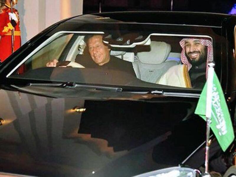 Saudi Arabia's Crown Prince Mohammed Bin Salman warmly welcomed by Pakistan's Prime Minister Imran Khan (Twitter)