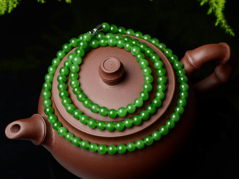 Jade jasper necklace (Shutterstock)