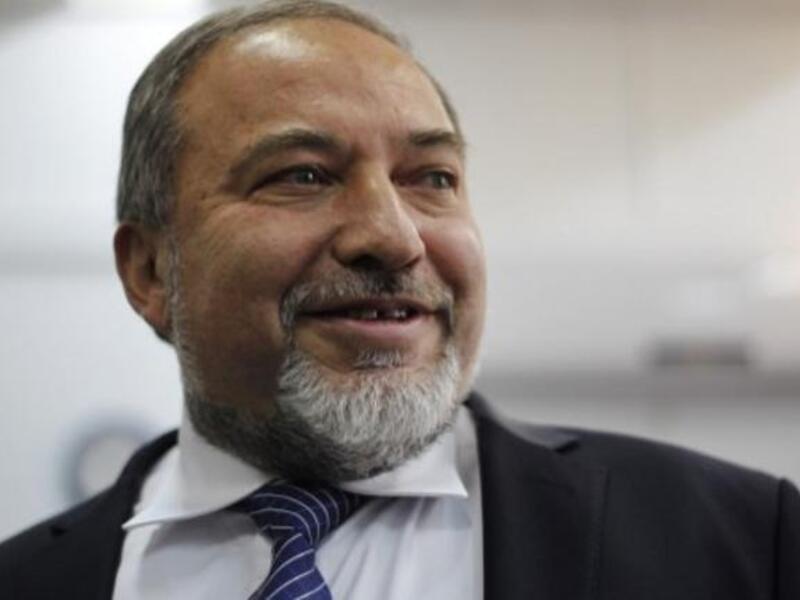 Former Israeli foreign minister Avigdor Lieberman arrives in the audience room of Jerusalem Magistrate's Court for the opening of his trail. (AFP PHOTO/POOL ARIEL SCHALIT)