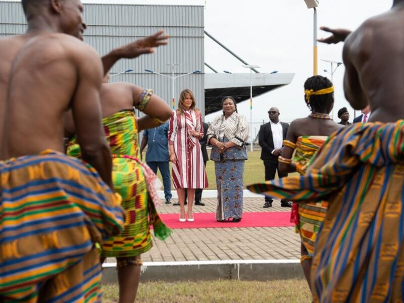 US First Lady Melania Trump (C-L) and Rebecca Akufo-Addo, the First Lady of Ghana, watch traditional dancers during an arrival ceremony after landing at Kotoka International Airport in Accra October 2, 2018. (SAUL LOEB / AFP)