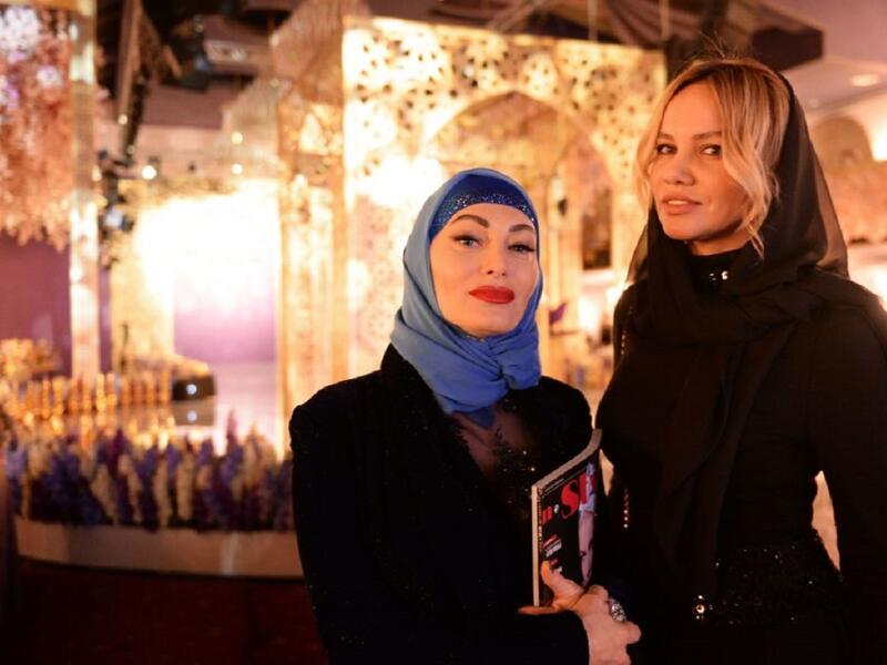 ارتدى الضيوف ملابس تتناسب مع طبيعة وتقاليد المكان؛ ما يعنى ضمنا الفساتين الطويلة الأكمام، غير المكشوفة الصدور، وأغطية الرأس، ومنهم من حصل عليه كهدايا.
