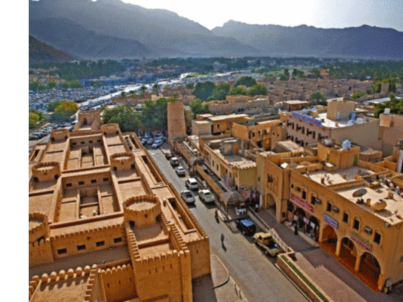 في المرتبة الرابعة أتت عُمان التي صُنِّـف الأمان لديها بالجيد والمخاطر لديها بالمتدنية وذلك لعدم تسجيل أي مخاطر أمنية أو سياسية أو إرهابية أو اقتصادية أو اجتماعية أو صحية بمسقط، فهي سياسيا لا تتدخل كثيرا في الأزمات الإقليمية وتنحو منهج الحياد.