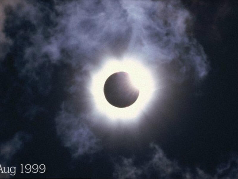 آخر كسوف كلّي للشمس في القرن العشرين حدث يوم الأربعاء 11 أغسطس من العام 1999