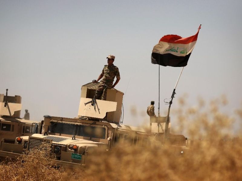 Iraqi soldiers hold a position on the frontline on the outskirts of the Kurdish-controlled area of Makhmur, some 60 kilometres (35 miles) south of Mosul, on July 17, 2016 (AFP/Safin Hamed)