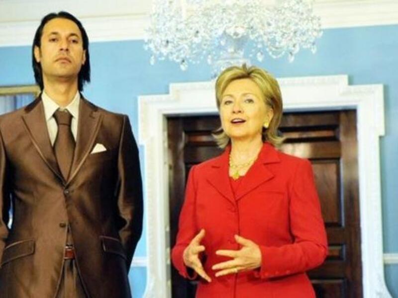 المعتصم القذافي- التقى كلينتون بصفته مستشار الأمن القومي وهو المنصب الذي استحدثه له والده.