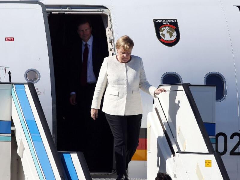 German Chancellor Angela Merkel arrives at Atatürk International Airport in Istanbul on October 27, 2018, to take part in the ''Four-way Istanbul summit on Syria''. (ISLAM YAKUT / POOL / AFP)