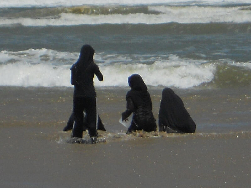 Fully covered women bathe in the sea in Australia (Flickr)