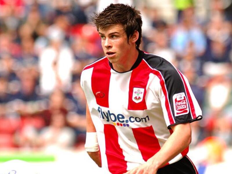 الويلزي غاريث بايل: رغم أنه بدأ مسيرته الكروية كظهير خلال أيامه الأولى مع ساوثهامبتون، ولكنه أصبح سريعاً كابوساً لخصومه بعدما انتقل للعب على الرواق الأيسر كجناح في توتنهام بفضل سرعته الكبيرة ودقة تسديداته.