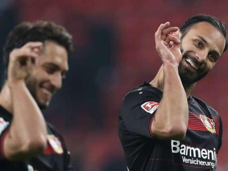 ترافيس كيلتشي لاعب كانساس سيتي تشيفز في الدوري الوطني لكرة القدم الأميركية احتفل برشة الملح، ومثله فعل ريكي فاولر لاعب الغولف.