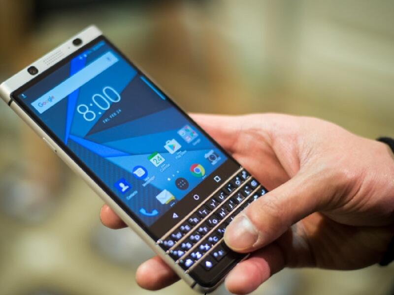 BlackBerry KEYone : 
سيكون مزودًا بلوحة مفاتيح كاملة في عودة إلى البداية، وسيأتي مع شاشة بحجم 5.5 إنش بدقة وضوح 1280 × 720 بيكسل، وسيضم معالجا من كوالكوم من نوع Snapdragon 425، بالإضافة إلى 4 جيجابايت من ذاكرة الوصول العشوائية، مع مساحة تخزين داخلية 32 جيجابايت.