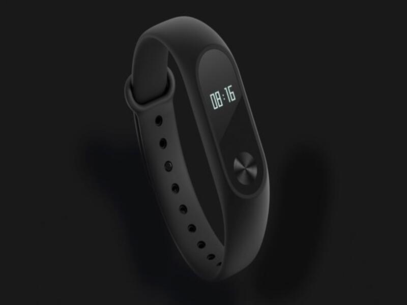 The Mi Band 2 has a small OLED display under scratch-resistant glass, along with a small button that lets you cycle through various readouts such as steps taken, distance travelled, and calories burned. (iTechwearer.com)