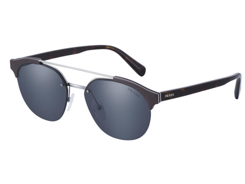 The sunglasses of the new Prada men’s collection reinterpret the brand’s iconic minimalism with a modern attitude. The metal frame is characterised by panto-shaped exposed lenses, joined by an ultra-slim double bridge. Available in Black, Black + Pale Gold, Cocoa + Lead, and Charcoal + Steel. 