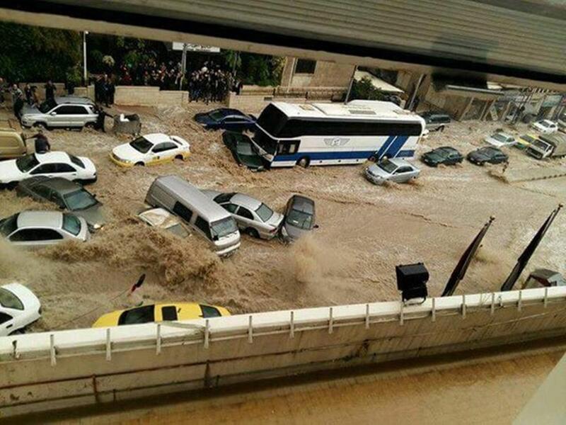 وحمل الأردنيون المسؤولية كاملة لأمانة عمان فعلق أحدهم :"يا حيف على "الأمانة" واللي أعطاها هيك إسم هو الأبعد عنها، أرواح الناس هي أرخص ما تملكون واستخفافكم راح تندموا عليه"