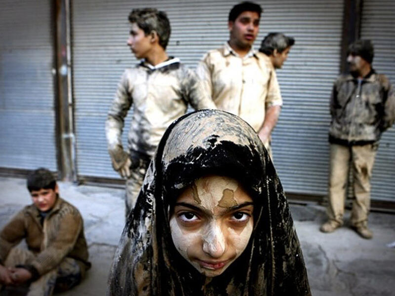 Maarouf's studies found that Ashura carnivals are mainly performed by rural females who belong to uneducated, poor, urban societies. Educated women from modern-middle-class urban families typically do not  participate in the holy day's ritual parades, chanting or covering their clothes and faces in mud.


