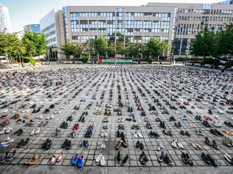 تضامن عدد كبير من البلجكيين في رمضان مع شهداء غزة عبر تركهم 4500 زوج من الأحذية في ساحة جان ري بجوار مبنى الاتحاد الأوروبي  كتذكار لكل شخص قُتل في غزة خلال العقد الأخير 